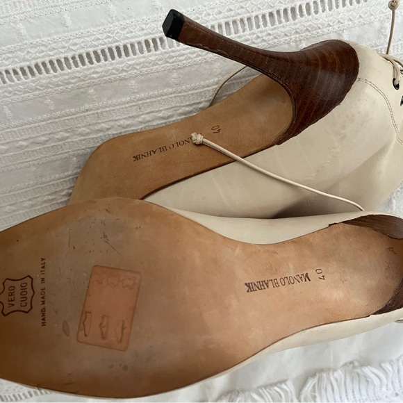 New Manolo Blahnik Ecru Colored Booties - Picture 4 of 4